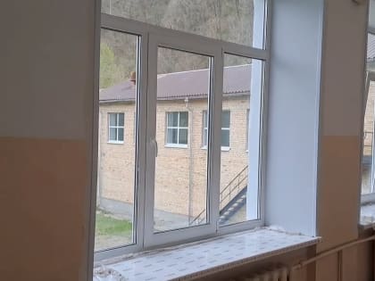 В школе поселка Рудный  подрядчик приступил к замене оконных блоков