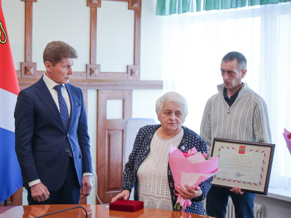 Глава Приморья передал звезду Героя матери погибшего в СВО рядового