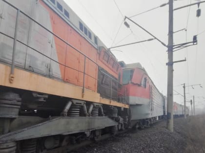 В условиях тумана в Приморье маневровый тепловоз врезался в электровоз