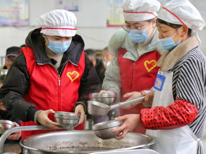 В предновогодний праздник Лаба китайцы помянули предков и привели в порядок финансы