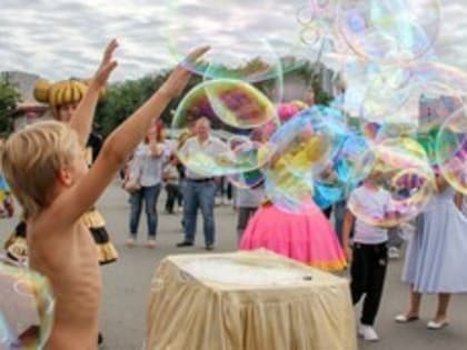 В День молодёжи на набережной Цесаревича устроят шоу с аниматорами, мыльными пузырями и слаймами для самых маленьких