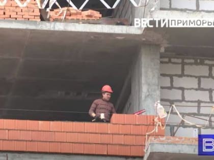 ЧП на стройке: во Владивостоке рабочий упал с высоты