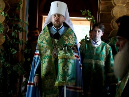 В канун праздника Пятидесятницы глава Приморской митрополии совершил всенощное бдение в храме Святой Живоначальной Троицы