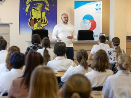 Константин Шестаков рассказал старшеклассникам о развитии Владивостока