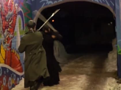 Бой на мечах среди сугробов устроили в центре Владивостока