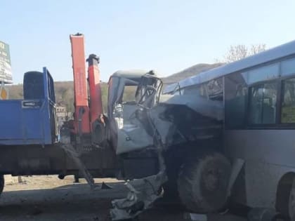 Отказали тормоза: грузовик влетел в автобус на автовокзале в Приморье