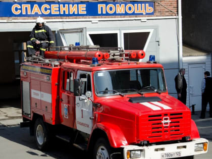 Огнеборцы из Приморья ликвидировали возгорание автомобиля