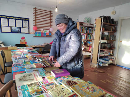 Библиотеку села Абражеевка пополнили более двухсот новых книг