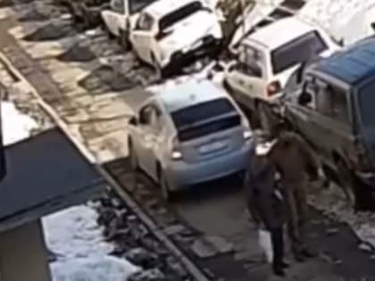 «Кошмар какой-то». Момент наезда на пешеходов попал на видео во Владивостоке