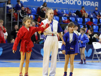 Почти 800 самбистов борются в Приморье за путевку на первенство ДФО