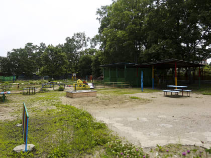 Безопасность детей превыше всего. Во дворах образовательных учреждений Находки началась замена ограждений и освещения