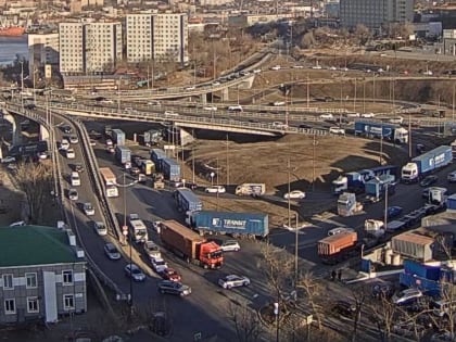 Пробка собралась: большегрузы устроили затор на дороге Владивостока