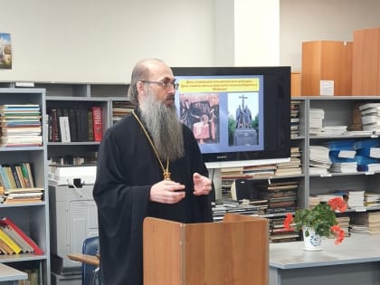 Епископ Уссурийский Иннокентий выступил в Школе гуманитарных наук ДВФУ в День славянской письменности культуры