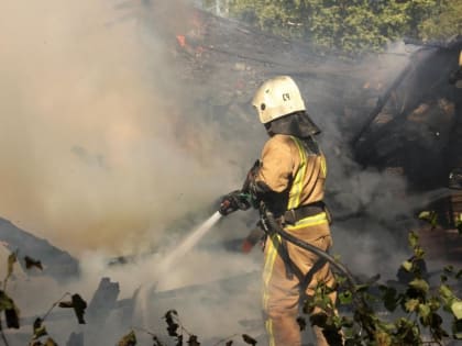 Горел дом и гараж. Два приморца самостоятельно покинули место пожара