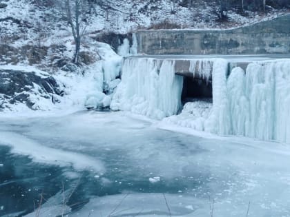 Ледяной водопад: невероятная зимняя красота предстала перед жителями Приморья — фото