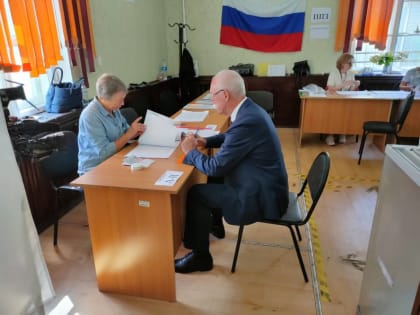 Депутаты Думы Владивостока голосуют на выборах губернатора