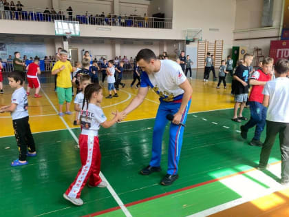 Спортивные достижения и вдохновение: встреча чемпиона с детьми в Лесозаводске