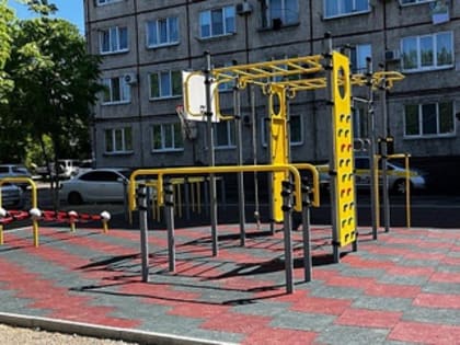 В Уссурийске на детских спортивных площадках укладывают новое покрытие