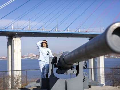 Новым клипом поздравили защитников Отечества Ляля Алексакова и Миша Комаров