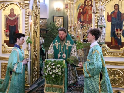 В день Святой Троицы глава Приморской митрополии возглавил Божественную литургию в Покровском соборе