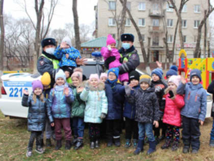 В Уссурийске сотрудники Госавтоинспекции проводят акцию «Азбука дорожной безопасности»