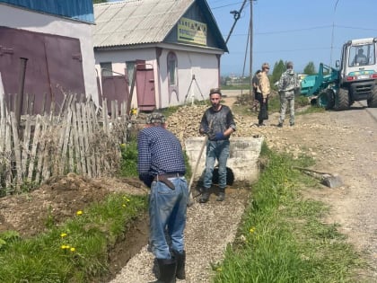 В Арсеньеве продолжается работа по прочистке кюветов