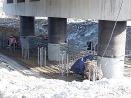 Дорожники выравнивают пролетные строения на мосту через Осиновку в Михайловском районе