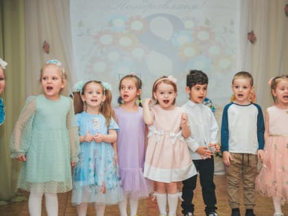 Самые маленькие океанцы поздравили с праздником своих мам и бабушек