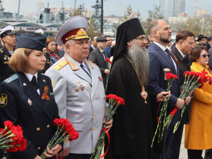 Епископ Уссурийский Иннокентий принял участие в возложении цветов в честь Дня Победы