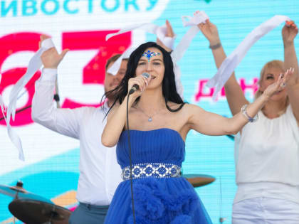 Певица Ляля Алексакова и её команда поздравили Владивосток со 163-летием