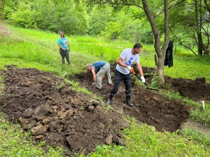 Депутат Думы АГО Алексей Михайленко помогает благоустраивать дендропарк 