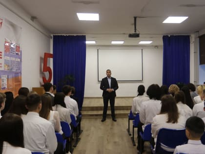 Глава города Тимур Магинский рассказывает школьникам о преимуществах целевого обучения