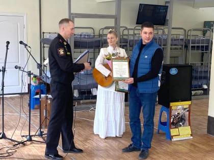 Депутаты Думы Владивостока подарили книги и гитары морякам тихоокеанцам