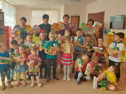 На светлой седмице в детском саду села Кокшаровка прошла встреча с иереем Андреем Кузнецовым (+ Фото)