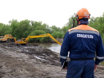 Очистка русел рек Приморья от наносов и деревьев