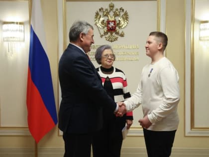 Спасшему утопающего ребенка школьнику из Приморья вручили медаль «За проявленное мужество»