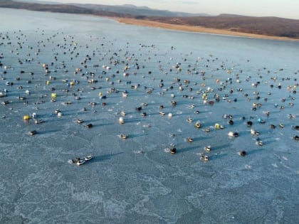 Несоблюдение правил безопасности на водных объектах зимой становится причиной гибели и людей