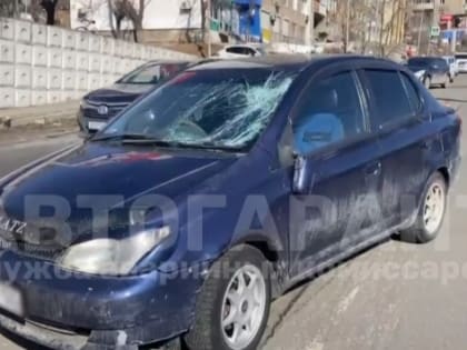 Во Владивостоке автомобиль на полной скорости сбил пешехода — видео