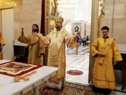 Глава Приморской митрополии совершил Божественную литургию в Спасо-Преображенском соборе