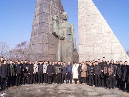 В Находке возложили цветы к мемориалу «Бокситогорск» в память о погибших рыбаках и моряках 