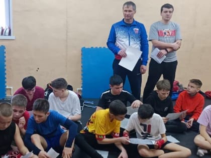 Юные воспитанники Уссурийской федерации кикбоксинга написали письма нашим бойцам, находящимся на фронте