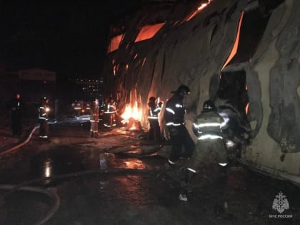 Пожарные ликвидировали крупное возгорание складов во Владивостоке