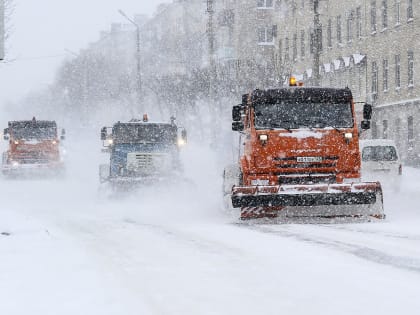 Первый снег нового года убирают на дорогах и в жилых кварталах Находки