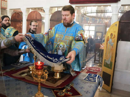 Митрополит Владивостокский и Приморский Владимир совершил Божественную литургию в храме Казанской иконы Божией Матери