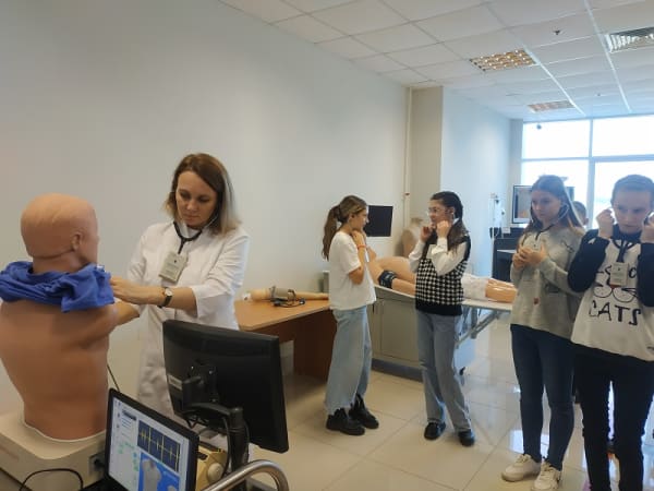 Школьники Владивостока попробовали себя в роли хирургов