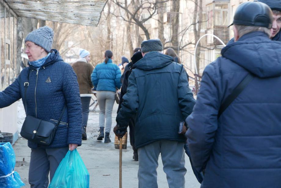 Пенсионер ждет пенсии. Пенсионер инвалид. Пенсионеры в очереди. Пенсионеры Украины. Пенсионеры в России.