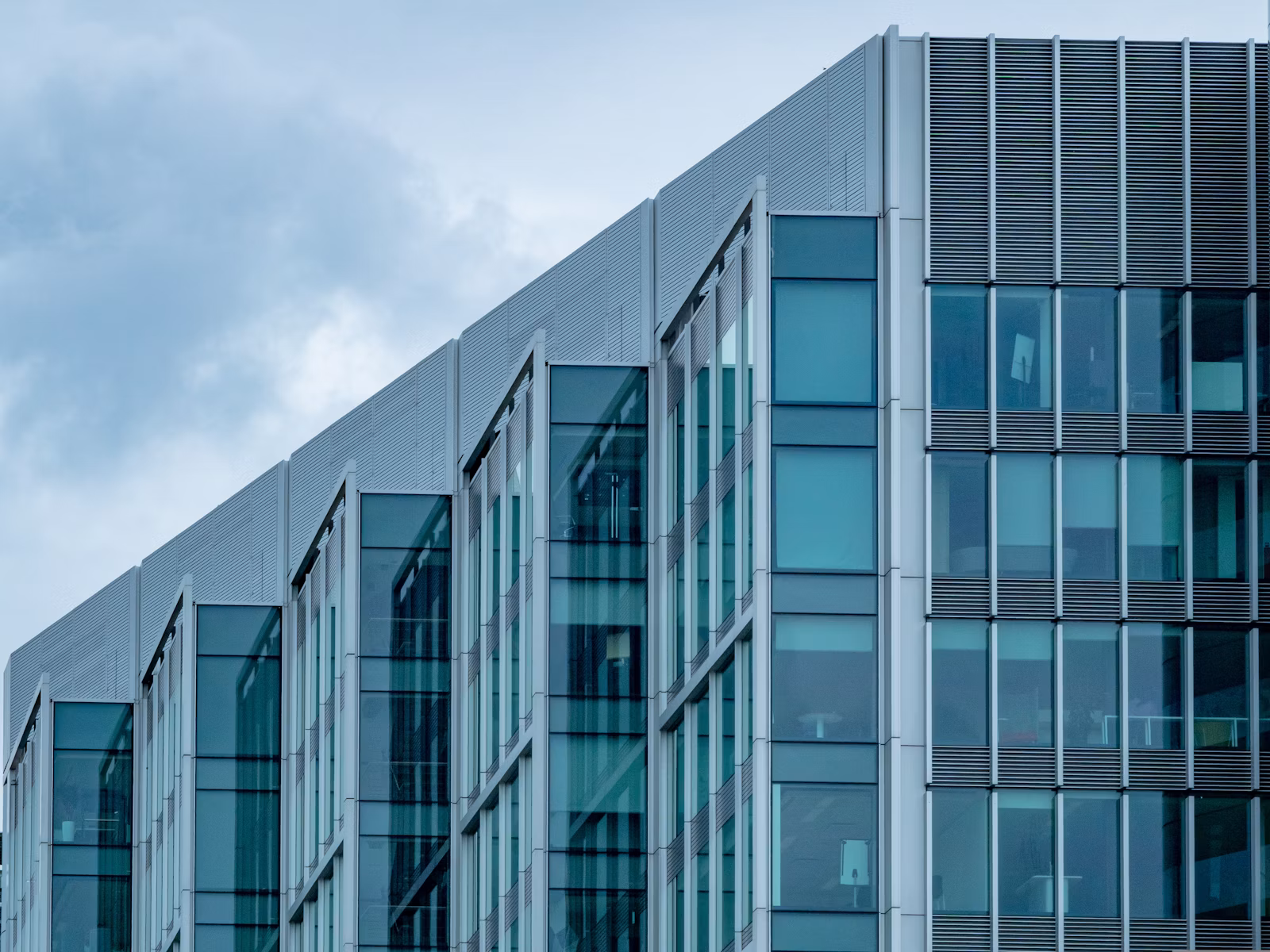 Edifício institucional representando a origem e fundação da REVIZI