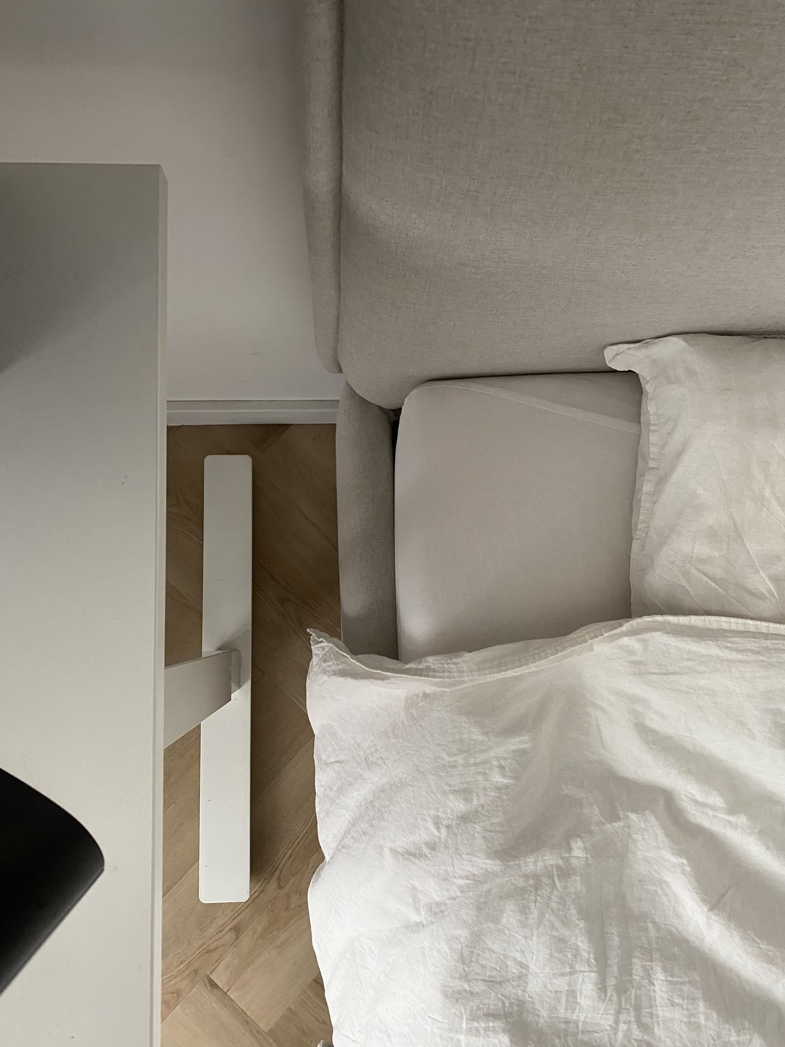 łóżko podłoga noga biurka