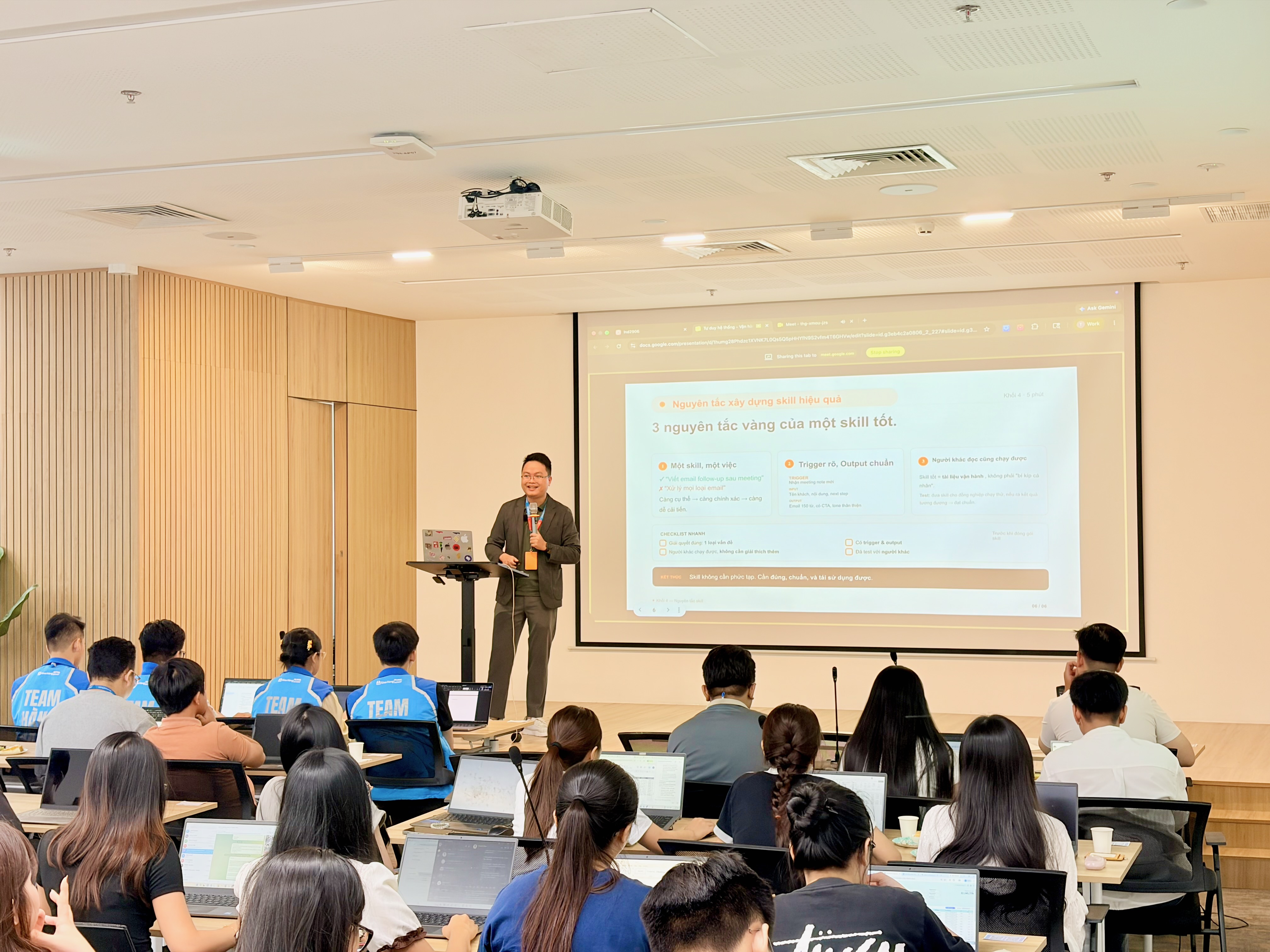 𝗧𝗵𝗲 𝗯𝗲𝘀𝘁 𝘄𝗮𝘆 𝘁𝗼 𝗯𝗲𝗮𝘁 𝘁𝗵𝗮𝘁 𝗳𝗲𝗮𝗿 𝗶𝘀𝗻'𝘁 𝗷𝘂𝘀𝘁 𝘂𝘀𝗶𝗻𝗴 𝗔𝗜 𝗺𝗼𝗿𝗲, 𝗶𝘁 𝗶𝘀 𝗹𝗲𝗮𝗿𝗻𝗶𝗻𝗴 𝗵𝗼𝘄 𝘁𝗼 𝗴𝘂𝗶𝗱𝗲 𝗔𝗜.