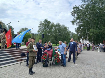 Сегодня на Аллее славы в последний путь проводили десантника Евгения Антипова